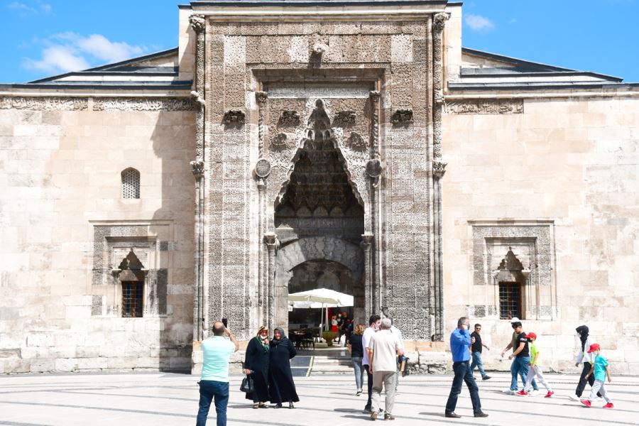 Tarihi Yapılar Turist Çekiyor