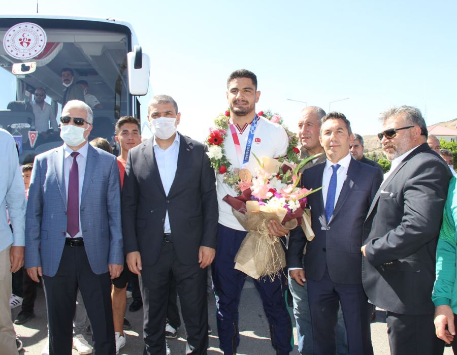 Taha Akgül Baba Ocağında  