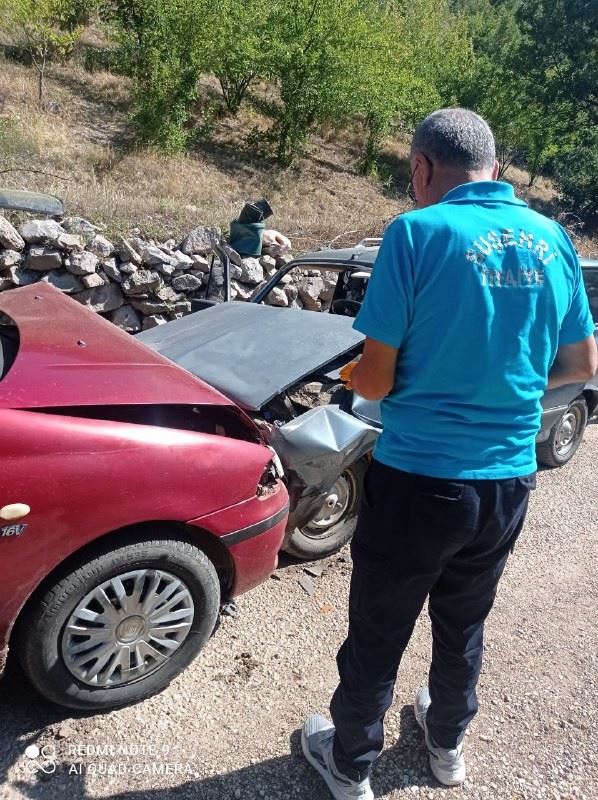 Otomobiller Çarpıştı: 6 Yaralı