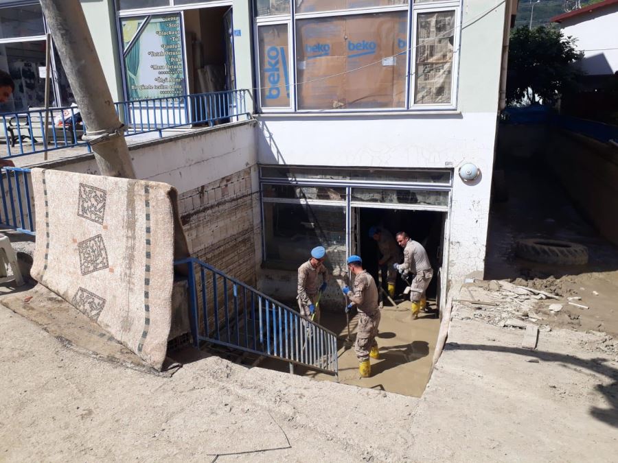Komando Birlikleri Yoğun Çaba Harcıyor