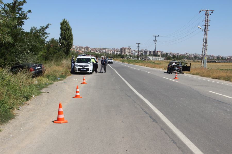 Otomobiller Çarpıştı, Biri Bahçeye Daldı: 4 Yaralı