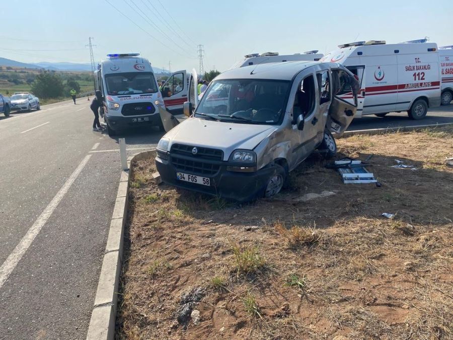  Ambulans İle Hafif Ticari Araç Çarpıştı