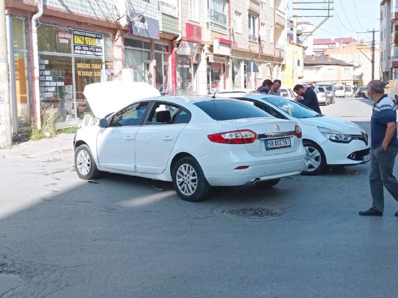 Üç Araç Birbirine Girdi 