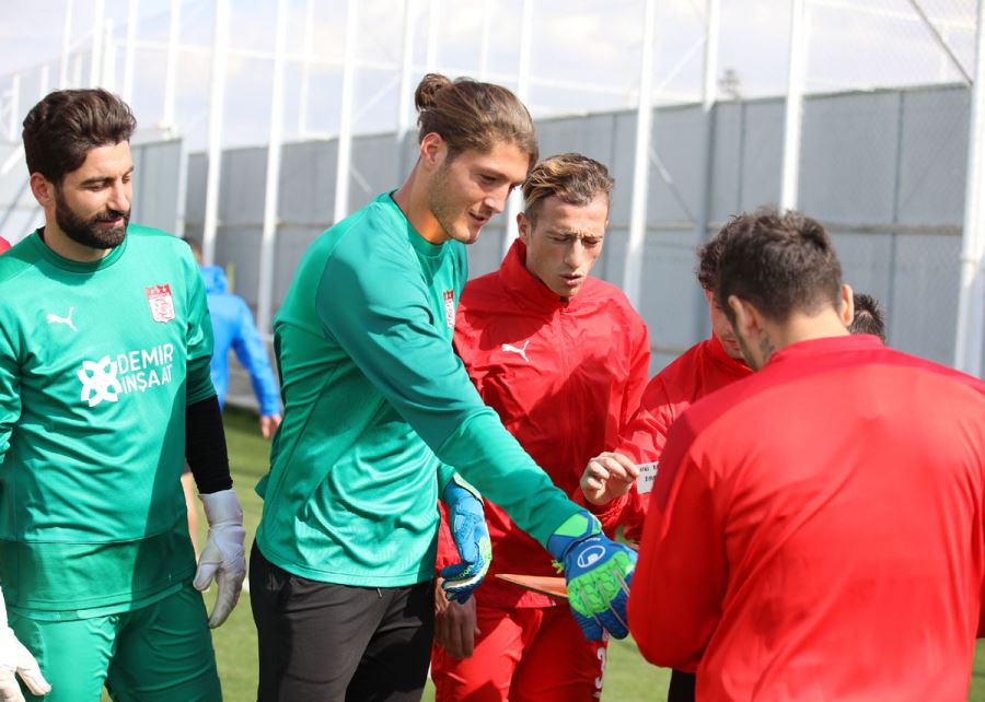 Kaleci Emre, 25 Yaşına Girdi 