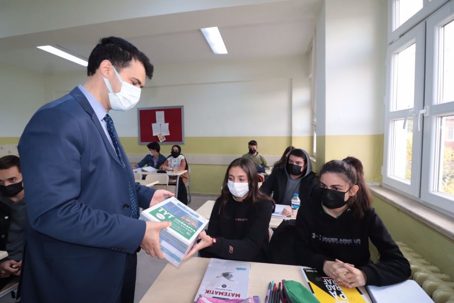 Öğrencilere Kaynak Kitap Dağıtıldı