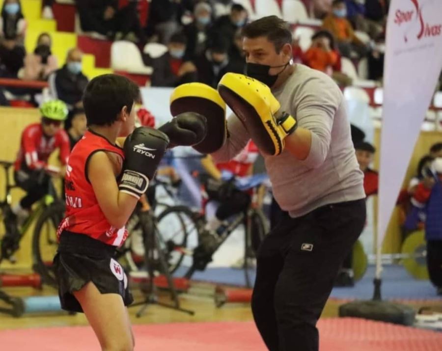 Kick Boks Aşkı 4. Kademe Antrenör Belgesi Aldırttı