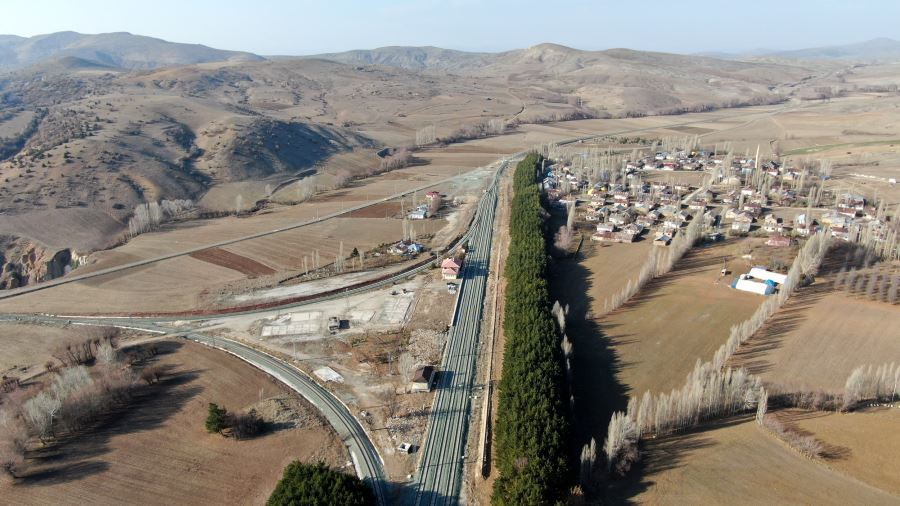 Bozkırın Ortasında Ağaç Koridoru