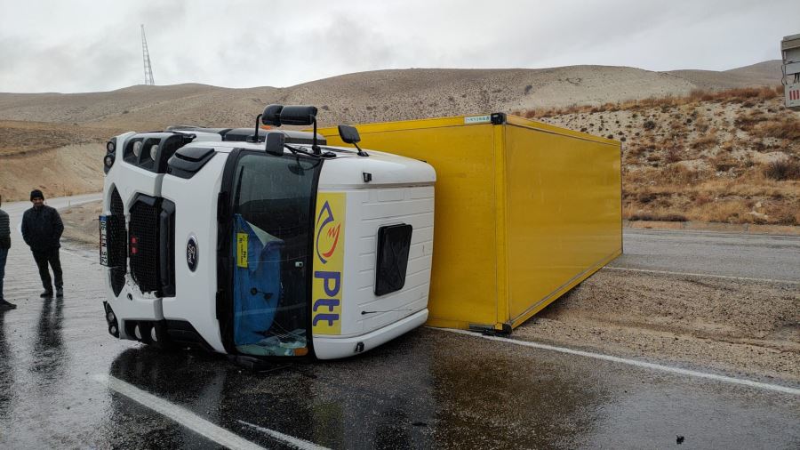 PTT Kargoya Ait Kamyon Devrildi 1 Yaralı