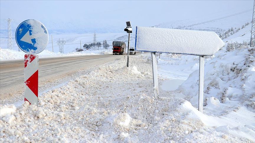 Sivas'ta 2 Köy Yolu Ulaşıma Kapandı--Video