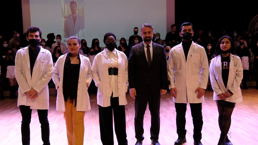 Gecikmeli De Olsa Önlüklerini Giydiler--Video