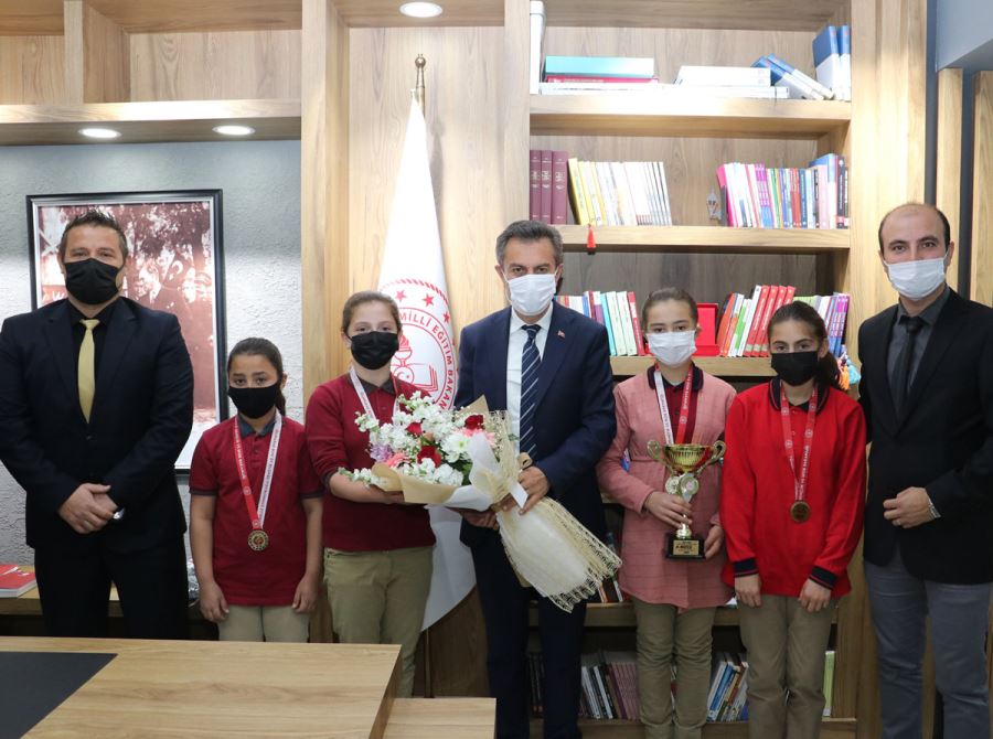 Müdür Aslan, Şampiyon Takımı Tebrik Etti