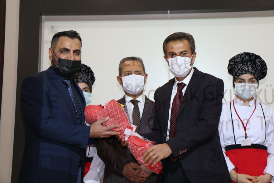 Lise Öğrencileri Önlük Giydi