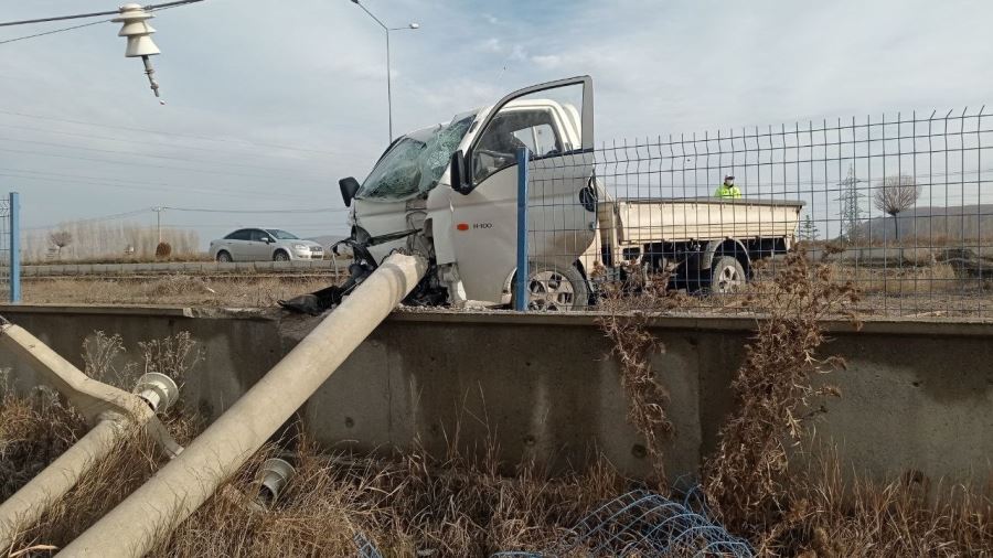 Kamyonet Beton Direğe Saplandı 2 Yaralı