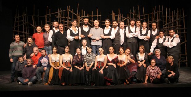 SDT, Perdelerini Açıyor
