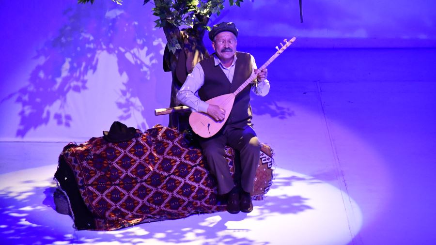 Aşık Veysel Adlı Tiyatro Oyunu Sahnelendi