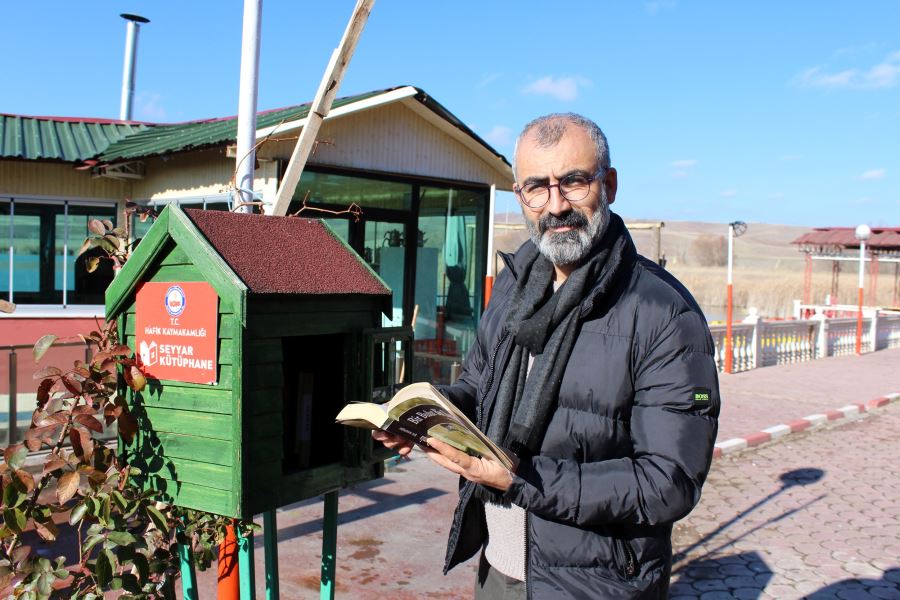 Göl Manzaralı Seyyar Kütüphane