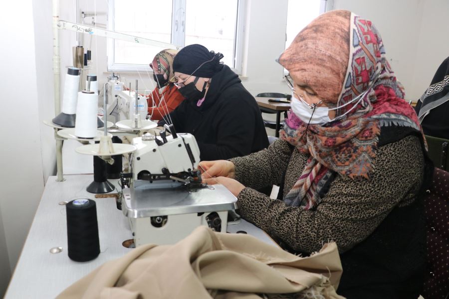 Öğrenciler Derste Veliler Kursta