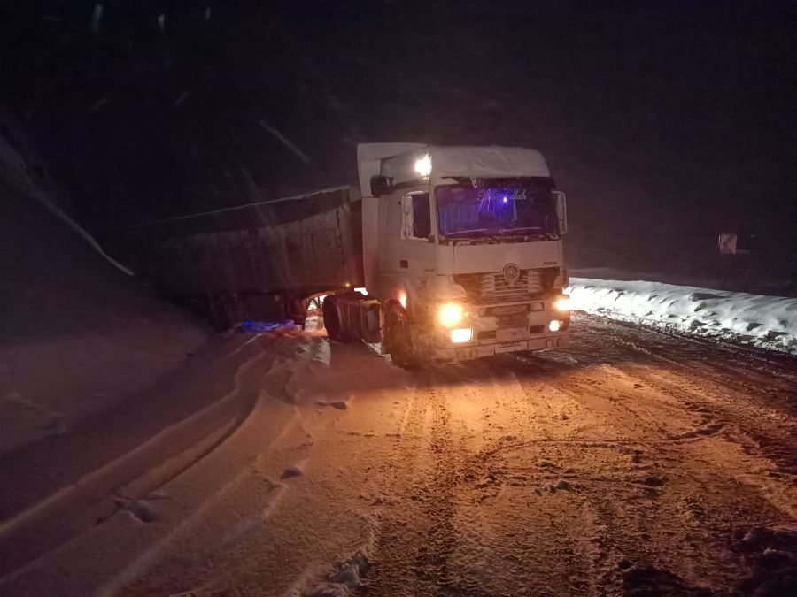 Kar Yağışı Ve Buzlanma Trafikte Aksamalara Neden Oluyor