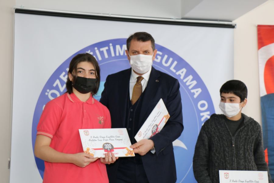 Öğrencilerle Yakından İlgilendi 