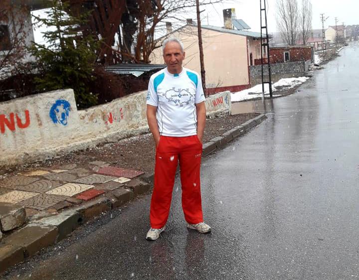 Soğuk Havaya Aldırmadan Koşuyor