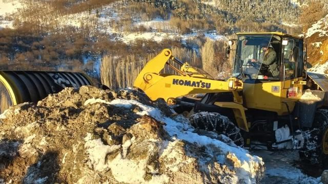 Yamaçtan Düşen Kaya Yolu Kapattı--Video