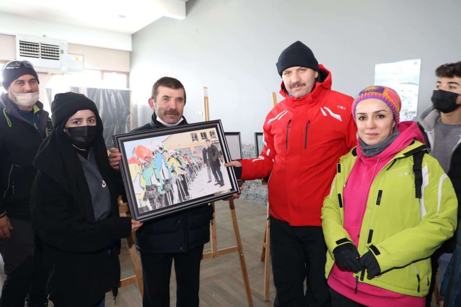 Öğrencilerle Halay Çektiler