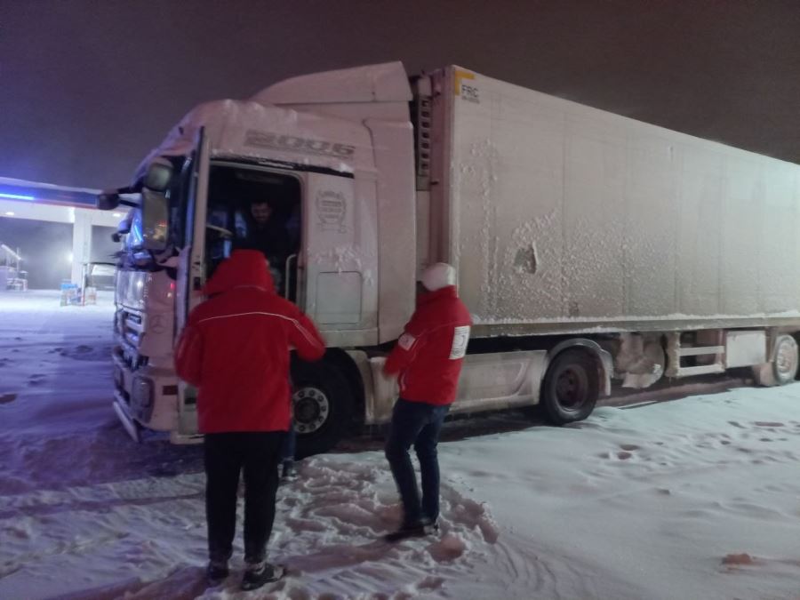Yolda Kalan Sürücülere Yiyecek İkramı