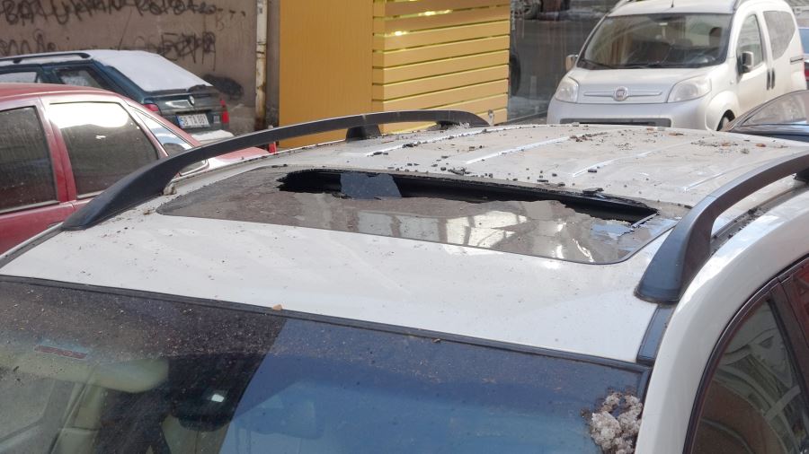 Baca Park Halindeki Aracın Üzerine Düştü
