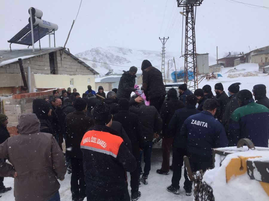 Ambulanslar İş Makineleri Yardımı İle Hastalara Ulaştı