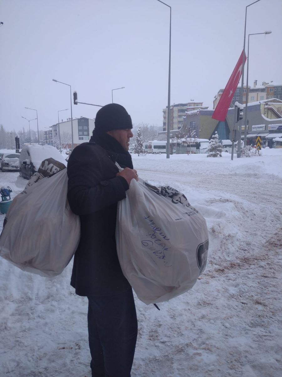 Sırtında Ekmek Taşıdı