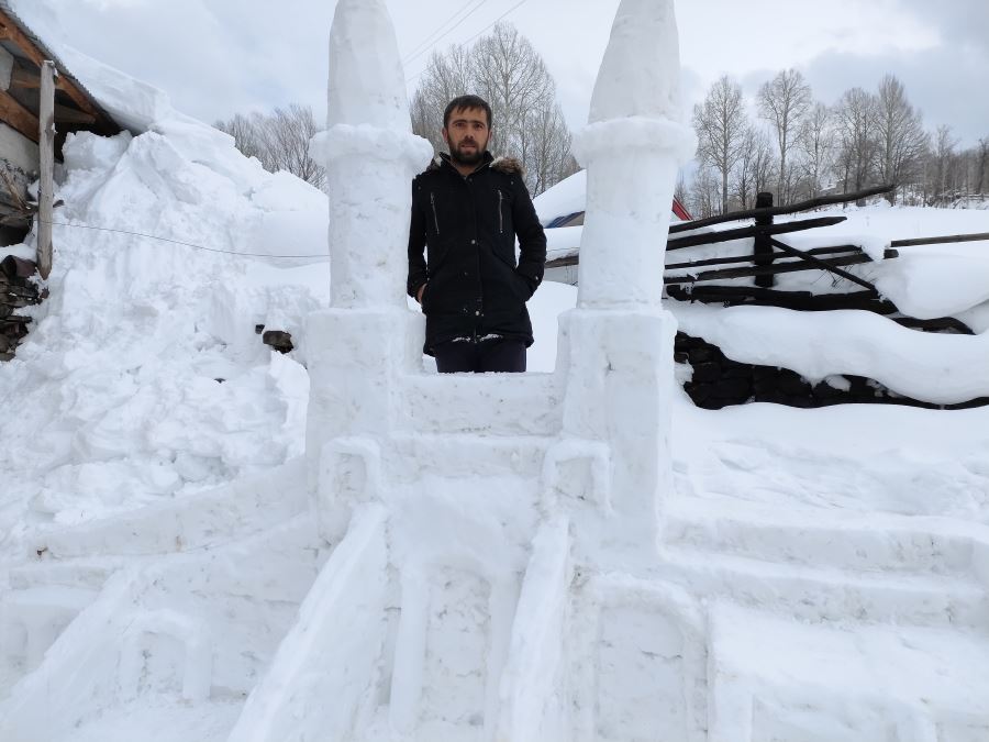 Gidemeyince Kardan Yaptı, Özlemini Böyle Giderdi 