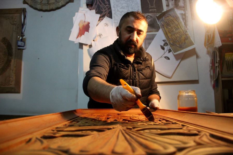 Adeta İğneyle Kuyu Kazıyor