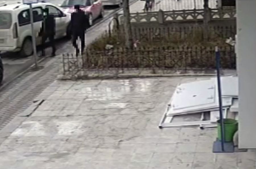 Gün Ortası Dükkanın Önündeki Aracı Çaldılar