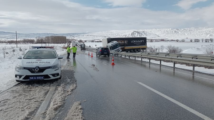 Kayan Tır Kara Yolunu Tek Taraflı Ulaşıma Kapattı