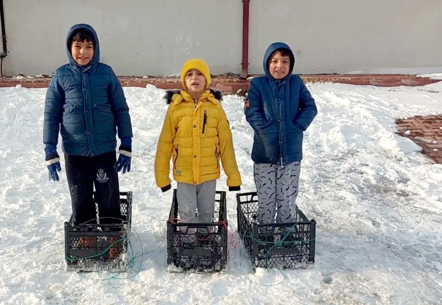 Meyve Kasalarıyla Doyasıya Eğlendiler