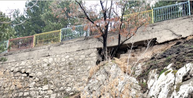 Yol Çöktü