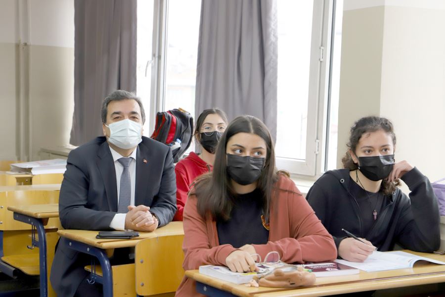 Öğrencilerle Ders Dinledi --Video