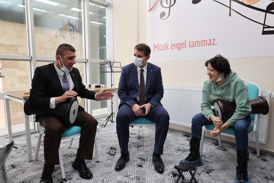 Engellilerle Darbuka Çalıp Şarkılar Söyledi