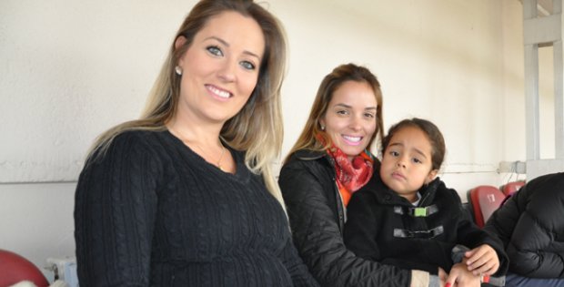 Bayan Alexandra ve Jaqueline Tribünde