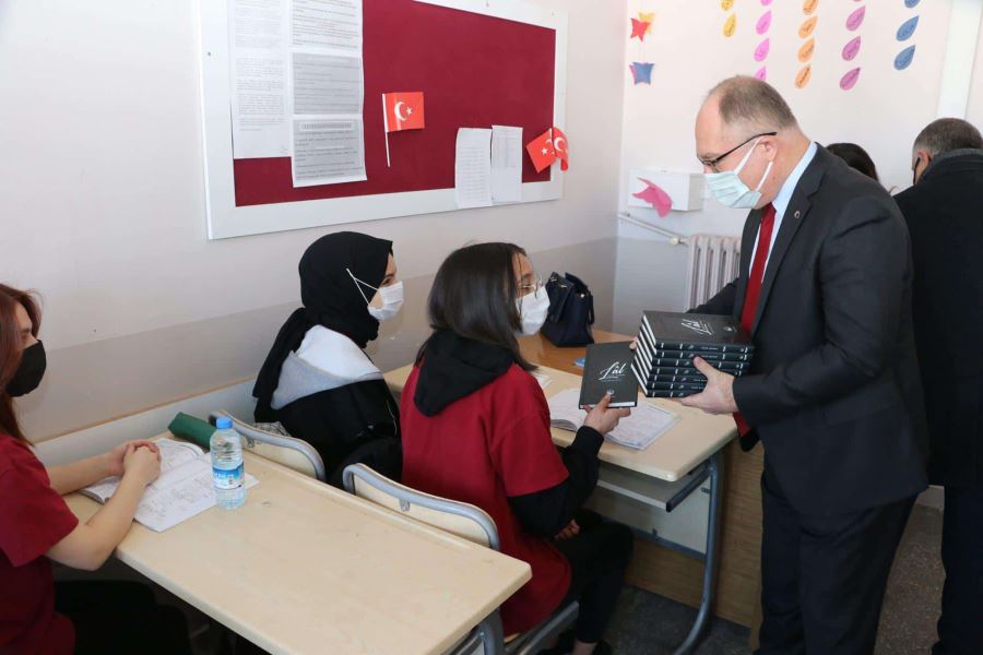 Öğrencilere Lal Kitabını Hediye Etti