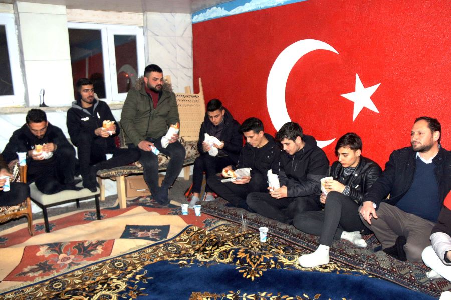 Hayırsever Müezzin Öğrencilere Döner İkram Etti --Video