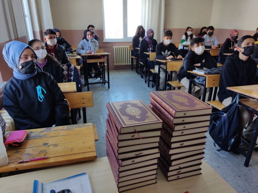 Suşehri'nde 250 Öğrenciye Kur'an-I Kerim Hediye Edildi