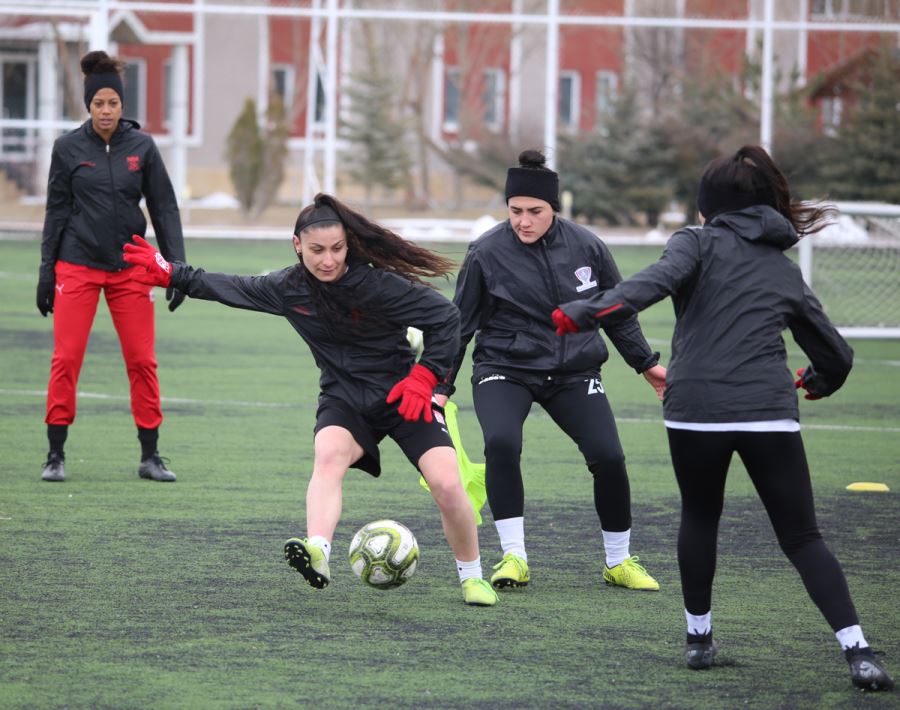 Gözünü Lidere Dikti!