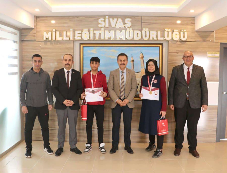 Madalya Sevincini Müdürle Paylaştılar