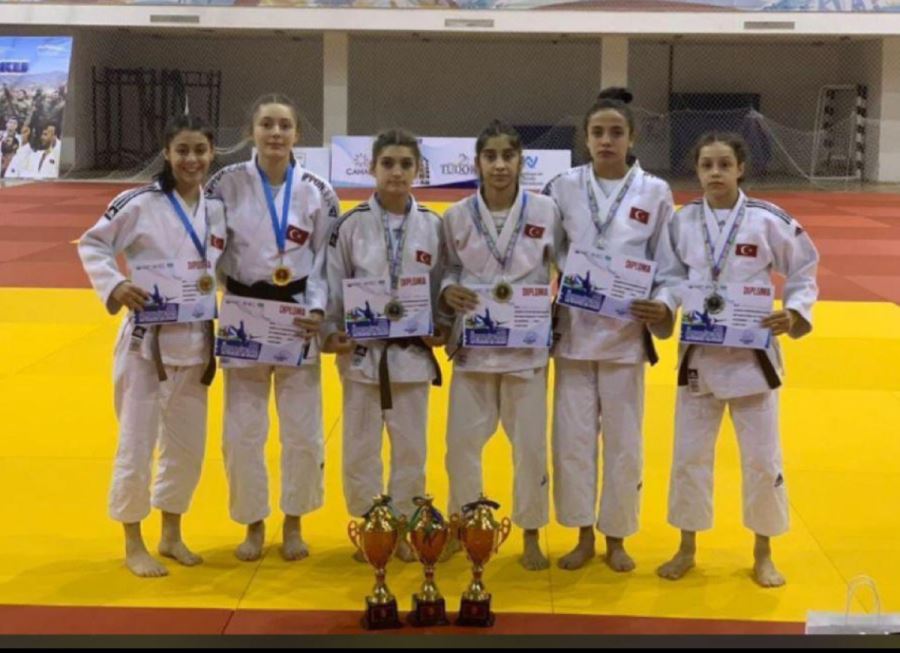 Begümnaz Doğruyol Madalyaya Doymuyor