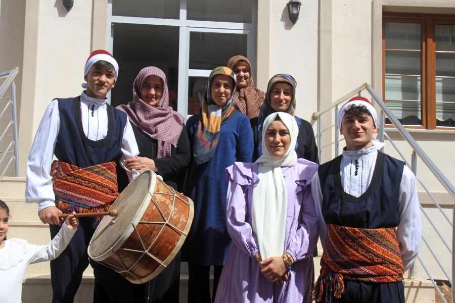 Yöresel Kıyafetli Davulcular Manilerle Esnafı Ziyaret Etti