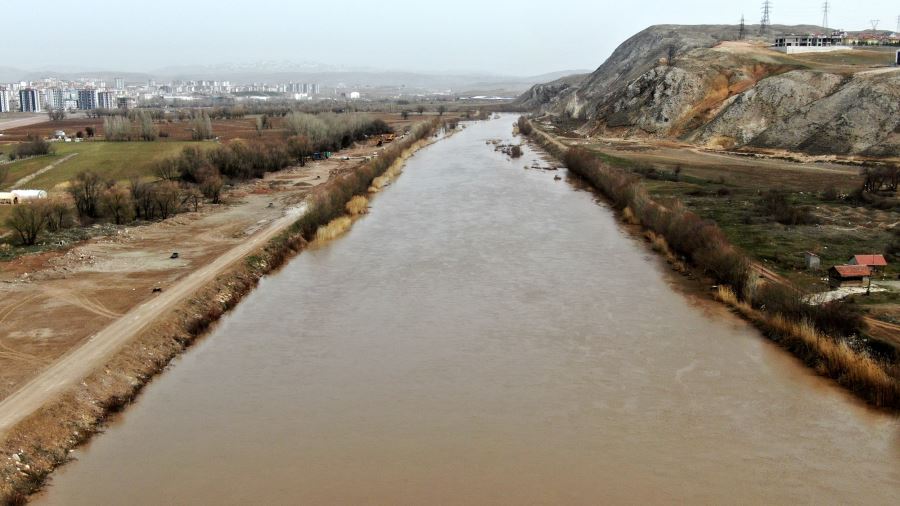 Nehir Eriyen Karlarla Coştu