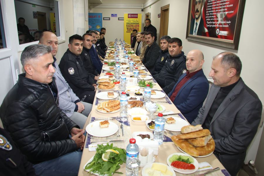 Vali Sahurunu Polis Merkezinde Memurlarla Birlikte Yaptı