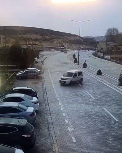Kontrolü Kaybedip Park Halindeki Araçlara Çarptı