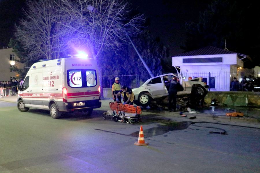 Direğe Çarpan Otomobil Hurdaya Döndü 3 Yaralı